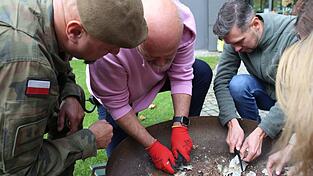 Feuer machen mit Birkenrinde: Das lernen Mitarbeiter der deutschen Botschaft in Warschau bei Notfalltraining von Polens Armee. Feuer machen mit Birkenrinde: Das lernen Mitarbeiter der deutschen Botschaft in Warschau bei Notfalltraining von Polens Armee.
