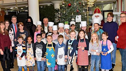 Die Abschlussfeier vor dem Wunschweihnachtsbaum mit den Kindern der Moosburger Au&szlig;enstelle des Sonderp&auml;dagogischen F&ouml;rderzentrums, die Weihnachtslieder sangen.