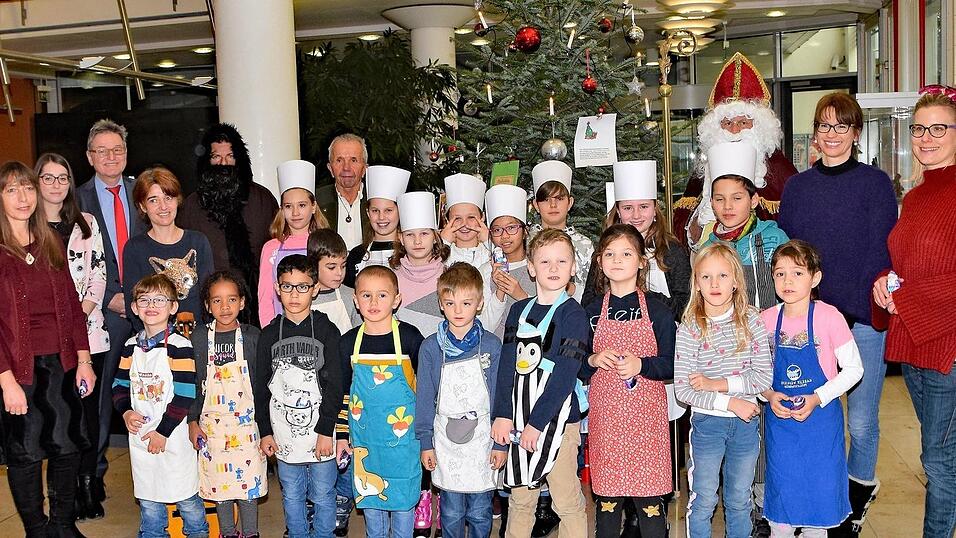 Die Abschlussfeier vor dem Wunschweihnachtsbaum mit den Kindern der Moosburger Au&szlig;enstelle des Sonderp&auml;dagogischen F&ouml;rderzentrums, die Weihnachtslieder sangen.