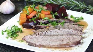 So sieht man Steak eher selten - geschmort. Dass das trotzdem ein absoluter Gaumenschmaus sein kann, das zeigt uns Anja Auer, die 'Frau am Grill'.