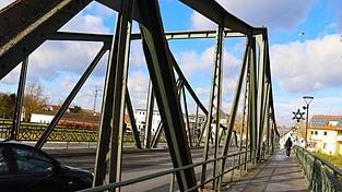 Rechts und links passieren Fußgänger und Radfahrer die Isarbrücke, in der Mitte fahren Autos - so kennt man das in Landau. Doch wie wird es im kommenden Jahr aussehen, wenn die Isarbrücke gesperrt werden muss - ist sie dann für alle dicht?