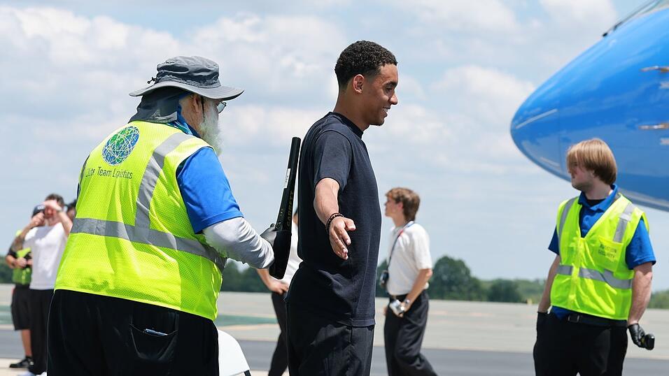 Jamal Musiala beim Security-Check vor dem Abflug der DFB-Elf. Jamal Musiala beim Security-Check vor dem Abflug der DFB-Elf.