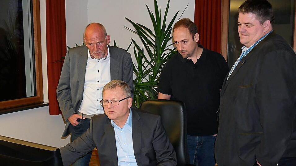 Im B&uuml;ro von B&uuml;rgermeister Konrad Schickaneder (vorne), der Wahlleiter war, verfolgten (v.l.) Wieland Scheer, Robert Forster und Michael Krumbucher die Ergebnisse.