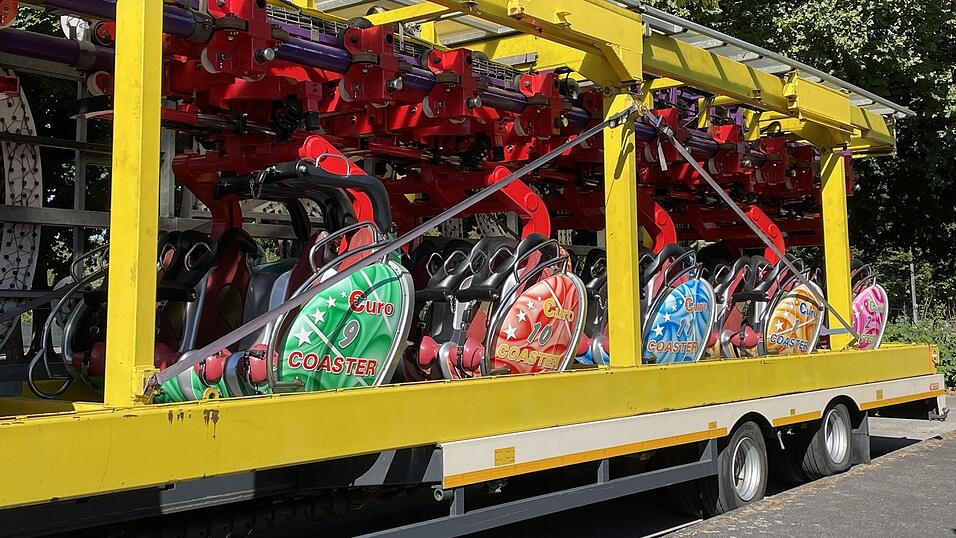 Acht Tage vor Beginn des Gäubodenvolksfestes laufen die Aufbauarbeiten am Festplatz Am Hagen auf Hochtouren. Acht Tage vor Beginn des Gäubodenvolksfestes laufen die Aufbauarbeiten am Festplatz Am Hagen auf Hochtouren.