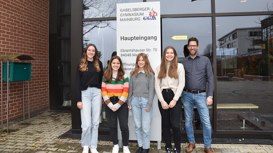 Sie machten im letzten Schuljahr den dritten Platz im Gesamtentscheid des Wettbewerbs (v. l.): Anna Inzenhofer, Anna Traublinger, Julia F&ouml;lsch und Katharina Rottmeier mit ihrem Lehrer Hans Reichel.