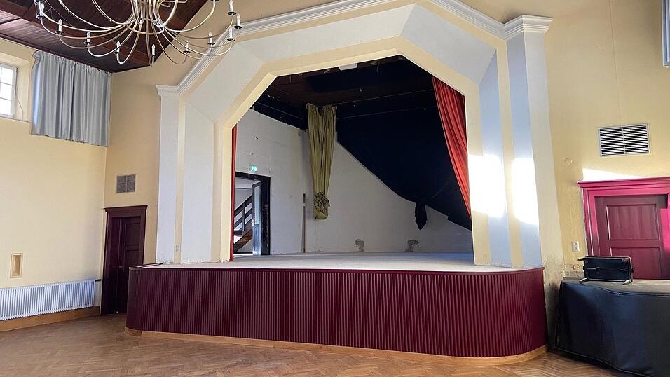 Die Sanierungsarbeiten an der Bühne in der Jahnhalle sind fast abgeschlossen. Die Sanierungsarbeiten an der Bühne in der Jahnhalle sind fast abgeschlossen.