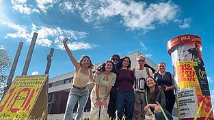 Das Festivalteam (von links): Karen Lázaro, Uxue Irigaray, Alex Constantinescu, Sonya Filimon, Lluís Múrcia, Marie-Lorena Zettl sowie hockend Marie Oberhofer. Foto: Das Festivalteam (von links): Karen Lázaro, Uxue Irigaray, Alex Constantinescu, Sonya Filimon, Lluís Múrcia, Marie-Lorena Zettl sowie hockend Marie Oberhofer. Foto: