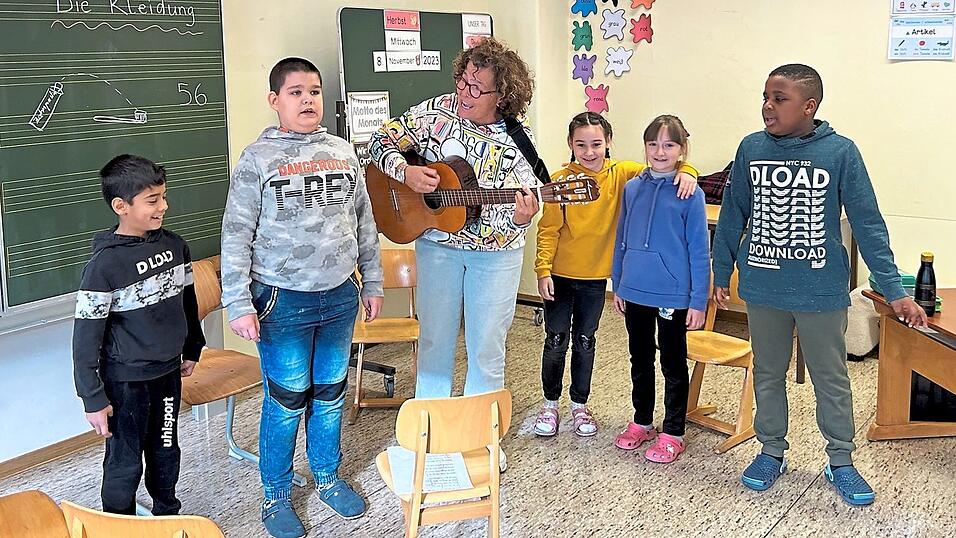 Mit Musik geht vieles leichter. Auch eine fremde Sprache kann man so manchmal einfacher lernen. Instrumentalpädagogin Nicole Mairhörmann und die Kinder der Deutschklasse sind auf jeden Fall mit Begeisterung bei der Sache. Mit Musik geht vieles leichter. Auch eine fremde Sprache kann man so manchmal einfacher lernen. Instrumentalpädagogin Nicole Mairhörmann und die Kinder der Deutschklasse sind auf jeden Fall mit Begeisterung bei der Sache.