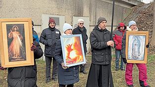 Einmal im Monat stellen sich Abtreibungsgegner vor dem Castra Regina Center in Regensburg zum Gebet auf. In der dortigen Klinik werden Schwangerschaftsabbrüche vorgenommen.