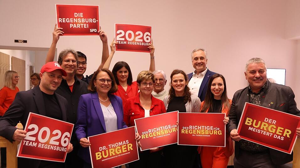 OB-Kandidat Thomas Burger (Dritter von rechts), die scheidende OB Gertrud Maltz-Schwarzfischer (vorne, Zweite von links) und die vorderen Listenplätze der SPD für die Kommunalwahl. OB-Kandidat Thomas Burger (Dritter von rechts), die scheidende OB Gertrud Maltz-Schwarzfischer (vorne, Zweite von links) und die vorderen Listenplätze der SPD für die Kommunalwahl.