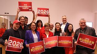 OB-Kandidat Thomas Burger (Dritter von rechts), die scheidende OB Gertrud Maltz-Schwarzfischer (vorne, Zweite von links) und die vorderen Listenplätze der SPD für die Kommunalwahl.