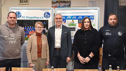 Das Organisationsteam des Turniers bestehend aus Lukas Kallmeier (links) und Thomas Auer (rechts) sowie Michelle Kramer (Zweite von rechts) mit Zweiter Bürgermeisterin und Schirmherrin Maria Huber und FCD-Vorstandssprecher Walter Strohmaier. Das Organisationsteam des Turniers bestehend aus Lukas Kallmeier (links) und Thomas Auer (rechts) sowie Michelle Kramer (Zweite von rechts) mit Zweiter Bürgermeisterin und Schirmherrin Maria Huber und FCD-Vorstandssprecher Walter Strohmaier.