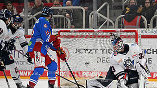Michael Clarke und die DEG besiegten Kassel mit 4:2. Michael Clarke und die DEG besiegten Kassel mit 4:2.