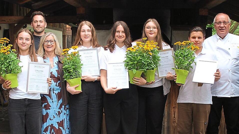 Bei der Übergabe der Zertifikate (von links): Laura Seidl, Leni Schwarz, Teamleiter Florian Brunner, Teamleitung Bayern Manuela Heizler, Leticia Stangl, Susanna Münch, Theresa Winkler, Moritz Schieck, Schirmherr Franz Löffler, Vizepräsident DEHOGA Bayern Andreas Brunner. Bei der Übergabe der Zertifikate (von links): Laura Seidl, Leni Schwarz, Teamleiter Florian Brunner, Teamleitung Bayern Manuela Heizler, Leticia Stangl, Susanna Münch, Theresa Winkler, Moritz Schieck, Schirmherr Franz Löffler, Vizepräsident DEHOGA Bayern Andreas Brunner.