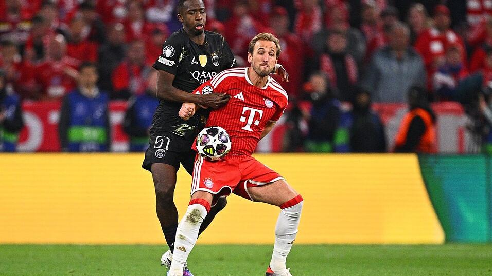 Im Zweikampf:  Willian Pacho von Paris Saint-Germain und Bayern-Torj&auml;ger Harry Kane (r).