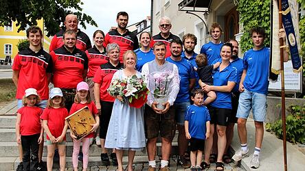Nadine und Fabian Vogl nahmen die Glückwünsche der Vereinsabordnungen des SKK Eschlkam und SV Rittsteig entgegen. Nadine und Fabian Vogl nahmen die Glückwünsche der Vereinsabordnungen des SKK Eschlkam und SV Rittsteig entgegen.