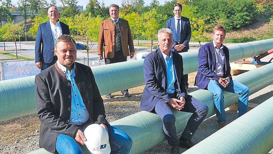 Voller Einsatz f&uuml;r Trinkwassersicherheit in der Region: (hinten v. l.) WBW-Gesch&auml;ftsf&uuml;hrer Hermann Gruber, Verbandsvorsitzender und Landrat Christian Bernreiter, Deggendorfs Oberb&uuml;rgermeister Dr. Christian Moser sowie (vorne v. l.) Bereichsleiter Andreas Freisinger von der ausf&uuml;hrenden Baufirma Pfaffinger, Pfaffinger-Gesch&auml;ftsf&uuml;hrer Michael H&auml;ring und der Deggendorfer Bauhofleiter Franz Siedersberger.