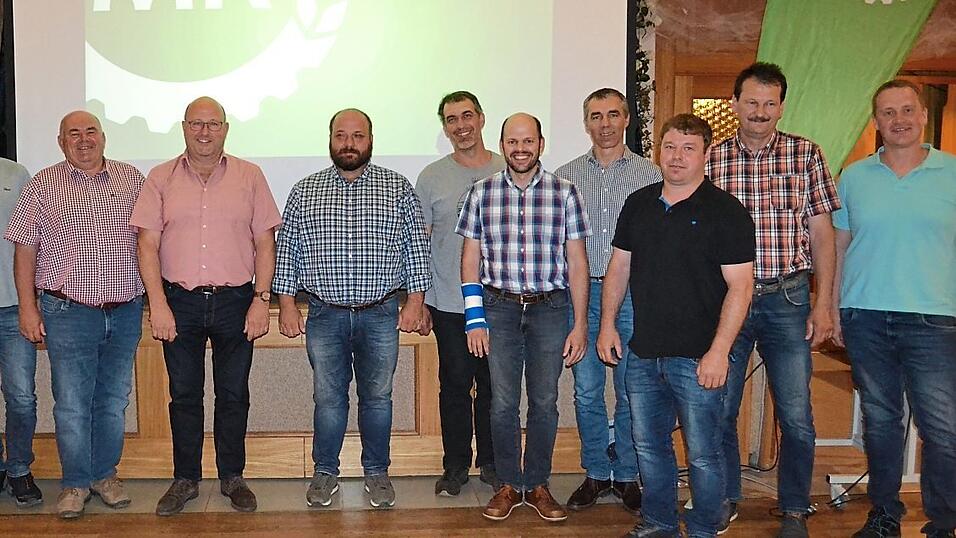 Die neugewählte Vorstandschaft zusammen mit den beiden Vorsitzenden Thomas Weigl und Robert Bauer und Geschäftsführer Robert Huf. Die neugewählte Vorstandschaft zusammen mit den beiden Vorsitzenden Thomas Weigl und Robert Bauer und Geschäftsführer Robert Huf.