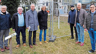 B&uuml;rgermeister Dr. Albert Solleder, Peter Turowski vom TFZ, Oberb&uuml;rgermeister Markus Pannermayr, Edmund Langer, Gesch&auml;ftsf&uuml;hrer von CARMEN, Dr.-Ing. Norbert Fr&ouml;hlich, Gesch&auml;ftsf&uuml;hrer des TUM-Campus Straubing, Dr. Bernhard Widmann, Leiter des TFZ, und Klimamanager Thomas Schindlbeck vor der neuen Messstation.