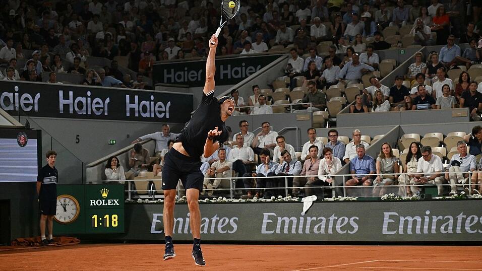 Alexander Zverev streckt sich. Alexander Zverev streckt sich.