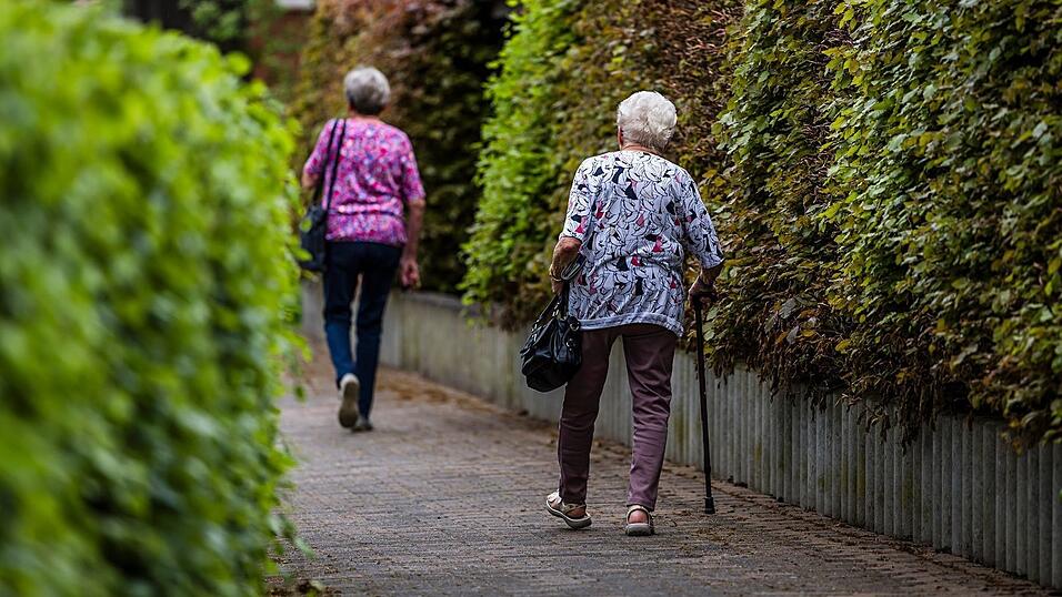 Der «Nachhaltigkeitsfaktor» bewirkt, dass Rentnerinnen und Rentner mit etwas weniger Rentenanstieg rechnen können. (Archivbild) Der «Nachhaltigkeitsfaktor» bewirkt, dass Rentnerinnen und Rentner mit etwas weniger Rentenanstieg rechnen können. (Archivbild)