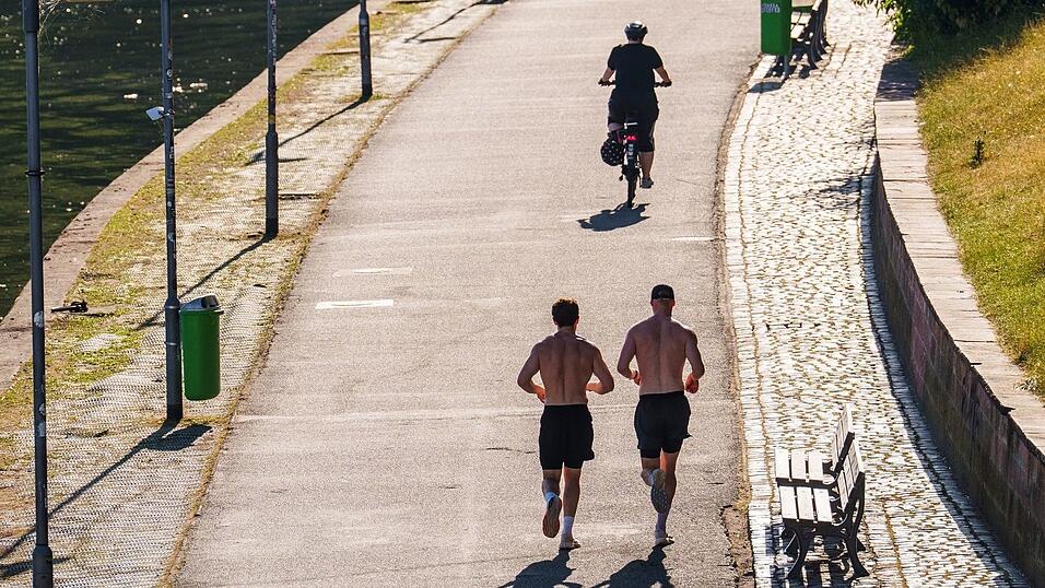 Zeigefreudige Männer mit nacktem Oberkörper und kurzer Hose beim Joggen. (Archivbild) Zeigefreudige Männer mit nacktem Oberkörper und kurzer Hose beim Joggen. (Archivbild)
