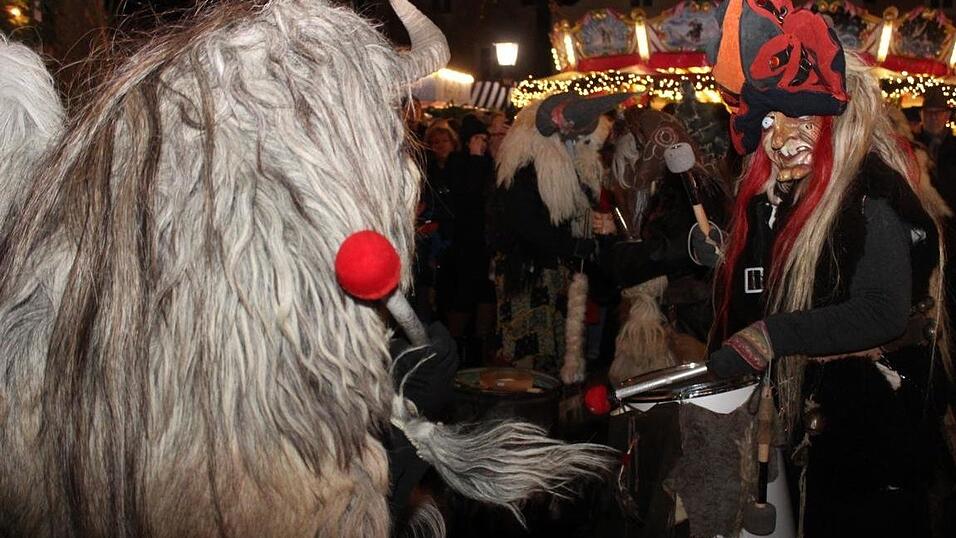 Die Perchtengruppe 'Frisinger Fratz'n' trat am Mittwochabend auf dem Landshuter Christkindlmarkt auf. Die Perchtengruppe 'Frisinger Fratz'n' trat am Mittwochabend auf dem Landshuter Christkindlmarkt auf.