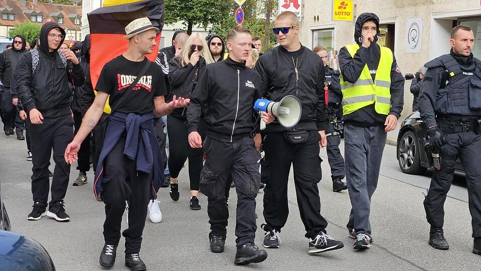 Am 28. September findet in Landshut der sechste CSD statt, zu dem bisher laut Polizeiangaben rund 50 rechtsextreme Gegendemonstranten erschienen sind. Über 200 Polizeibeamte sind vor Ort, um für Sicherheit zu sorgen.