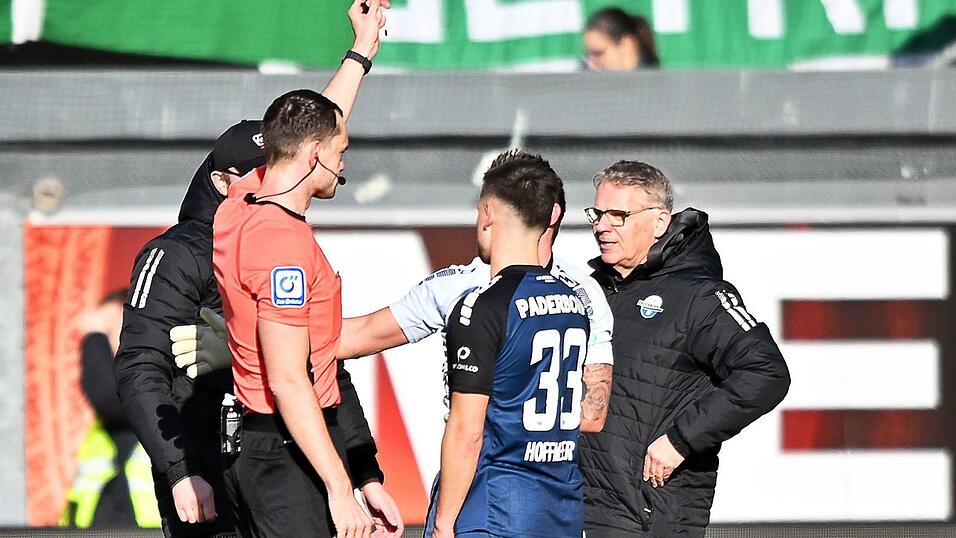 Paderborn Torwart Manuel Riemann sah die Rote Karte.