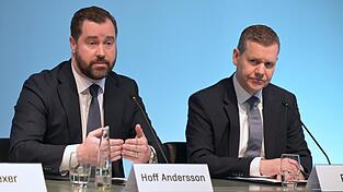 Thomas Hoff Andersson (l.), Gesch&auml;ftsf&uuml;hrer Aviation und Operation der Flughafen M&uuml;nchen GmbH, und Heiko Reitz, Hub-Manager der Lufthansa, versuchen, das Fiasko zu erkl&auml;ren.