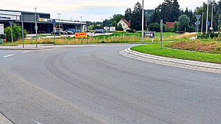 Das Auto, das durch den Kreisverkehr bei Oberalteich in Bogen-Furth beim Fachmarktzentrum driftete, hat auf der Fahrbahn deutliche Reifenspuren hinterlassen.