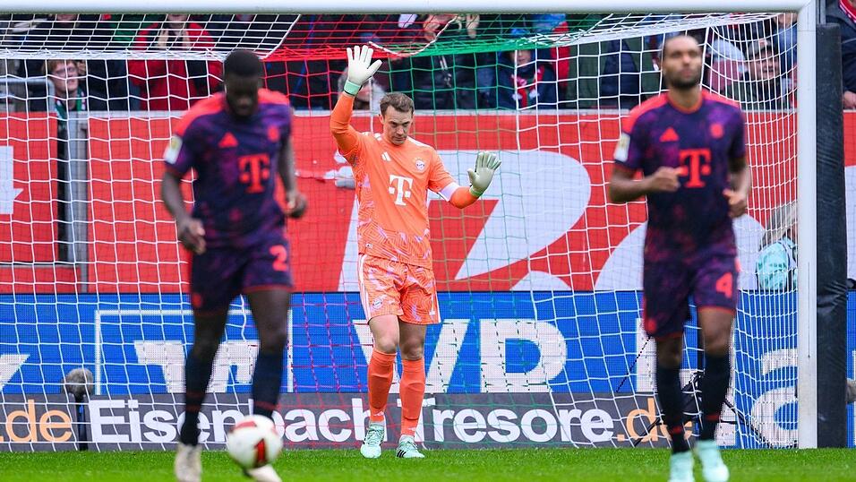 Bayern-Torwart Manuel Neuer nach seinem fatalen Patzer. Bayern-Torwart Manuel Neuer nach seinem fatalen Patzer.