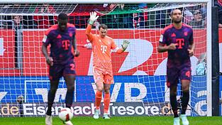 Bayern-Torwart Manuel Neuer nach seinem fatalen Patzer. Bayern-Torwart Manuel Neuer nach seinem fatalen Patzer.