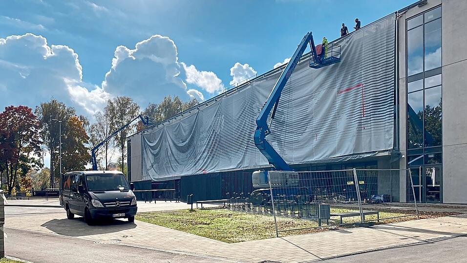 An der stadtnahen Ostseite der Fanatec Arena wurde am Wochenende die Textilfassade aufgespannt.