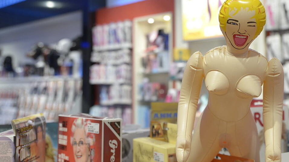 Die Vorlieben sind unterschiedlich. Manche Kunden kaufen Vibratoren, andere Liebespuppen.
