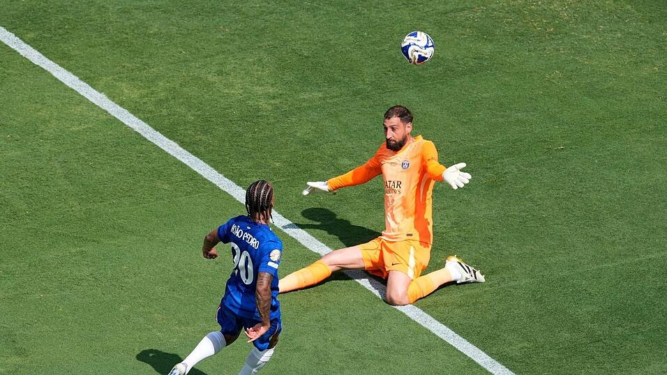 Chelsea-Stürmer João Pedro lupft den Ball über PSG-Torwart Gianluigi Donnarumma hinweg zum 3:0 ins Tor.