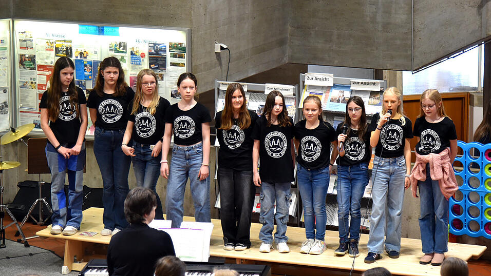 Neben den Bl&auml;serklassen und der Schulband sorgte der Schulchor unter der Leitung von Maria Kollmer f&uuml;r die musikalische Umrahmung des Tags der offenen T&uuml;r an der Realschule.