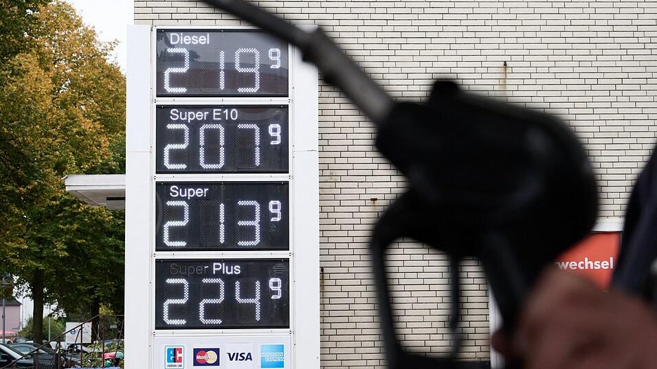 Der Tankrabatt soll Autofahrer angesichts hoher Spritpreise vorübergehend entlasten. (Archivbild) Der Tankrabatt soll Autofahrer angesichts hoher Spritpreise vorübergehend entlasten. (Archivbild)