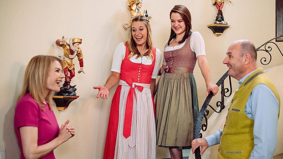 Im Jodel-Duett können Nadine (Stefanie Hertel, 2.v.l.) und Katharina (Carina Dengler, 2.v.r.) Uschi (Silke Popp) und Hubert (Bernhard Ulrich) begeistern. Im Jodel-Duett können Nadine (Stefanie Hertel, 2.v.l.) und Katharina (Carina Dengler, 2.v.r.) Uschi (Silke Popp) und Hubert (Bernhard Ulrich) begeistern.