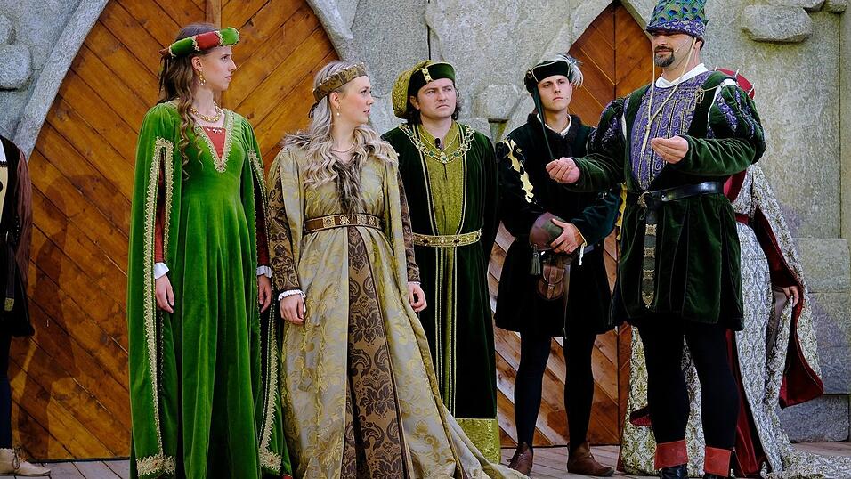 Das Christkind kennt man auch als Herzogin. 2019 spielte sie die Margarete von Kleve und 2024 die Herzogin Elisabeth (2.v.l.). Das Christkind kennt man auch als Herzogin. 2019 spielte sie die Margarete von Kleve und 2024 die Herzogin Elisabeth (2.v.l.).