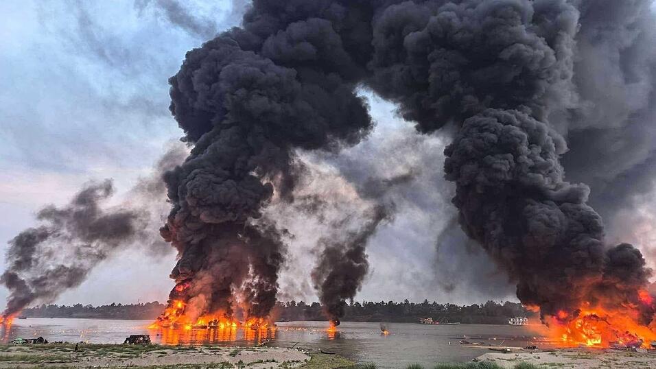 Zahlreiche Schiffe gingen in Flammen auf.