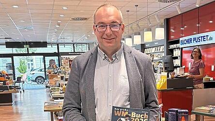 Jürgen Preißer mit dem WM-Buch ‘26. Jürgen Preißer mit dem WM-Buch ‘26.