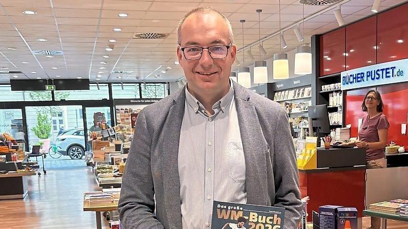 Jürgen Preißer mit dem WM-Buch ‘26. Jürgen Preißer mit dem WM-Buch ‘26.