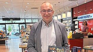 J&uuml;rgen Prei&szlig;er mit dem WM-Buch &lsquo;26.