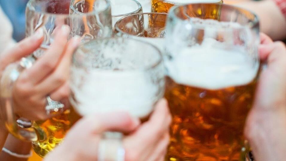 Prost! Besucher des G&auml;ubodenvolksfest sto&szlig;en mit ihren Massen an. (Archiv)