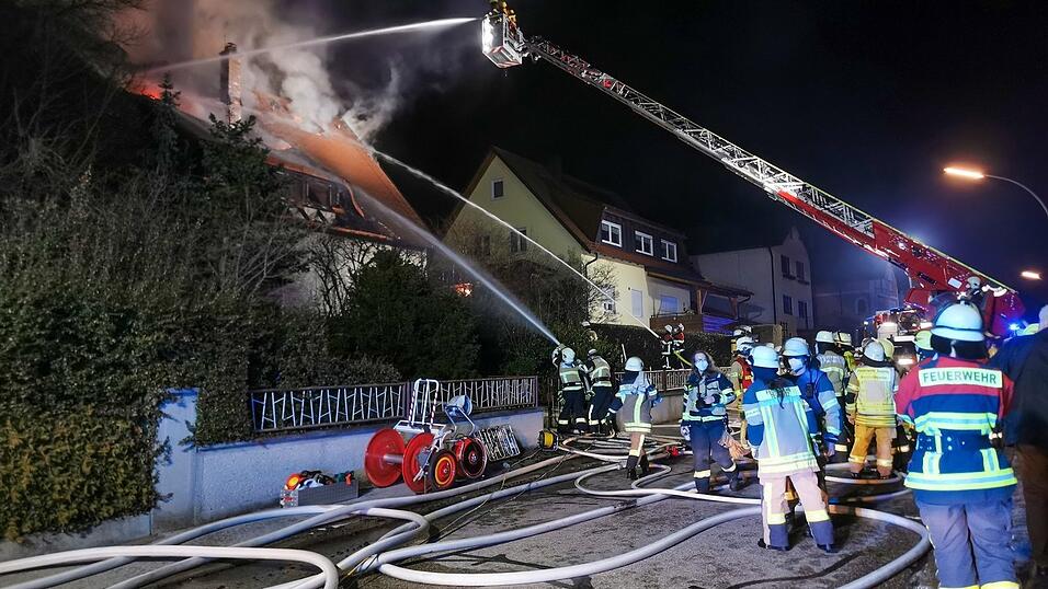 Feuerwehreinsatz in der Nacht von Donnerstag auf Freitag in Burglengenfeld. Dort stand der Dachstuhl eines Einfamilienhauses in Flammen.