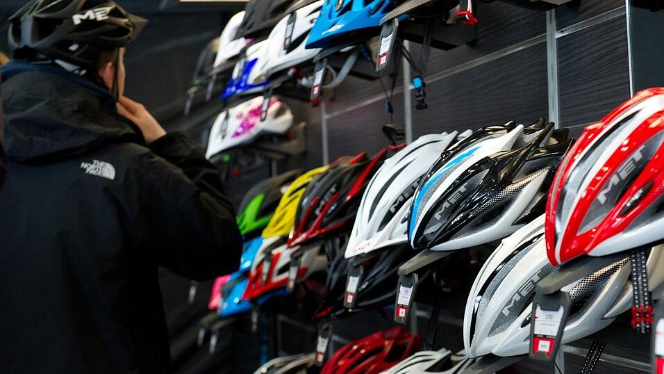 Einfach ausprobieren: Der Fahrradhelm muss richtig passen.
