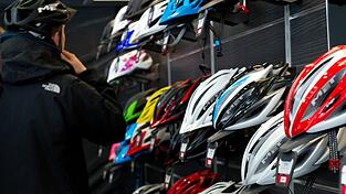 Einfach ausprobieren: Der Fahrradhelm muss richtig passen.