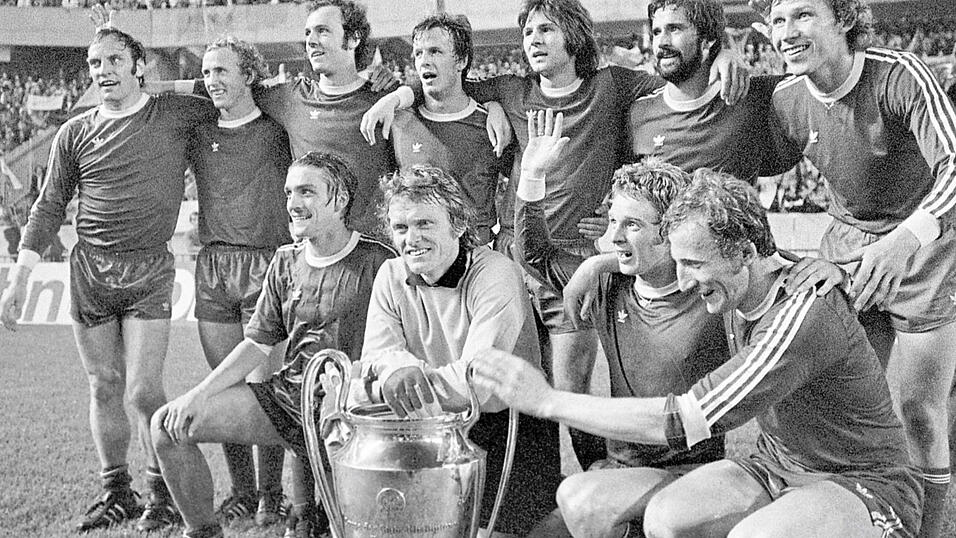 Den Henkelpott erfolgreich verteidigt: Die Bayern-Elf im Pariser Prinzenpark, in dem Franz „Bulle“ Roth (l.) in der 72. Minute mit seinem Führungstreffer gegen Leeds United den Weg zum erneuten Triumph im Landesmeister-Pokal ebnet. Den Henkelpott erfolgreich verteidigt: Die Bayern-Elf im Pariser Prinzenpark, in dem Franz „Bulle“ Roth (l.) in der 72. Minute mit seinem Führungstreffer gegen Leeds United den Weg zum erneuten Triumph im Landesmeister-Pokal ebnet.