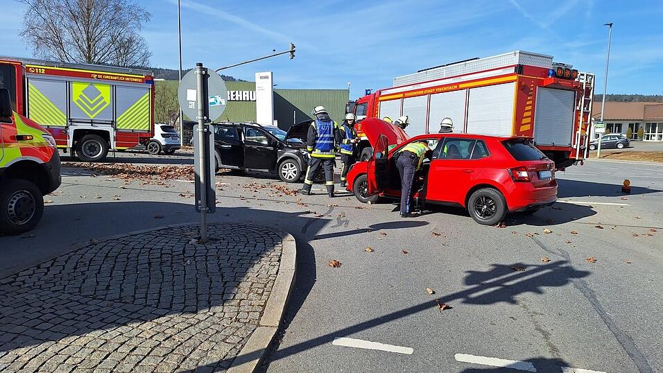 Die Fahrzeuge waren nach dem Unfall nicht mehr fahrbereit und mussten abgeschleppt werden. Die Fahrzeuge waren nach dem Unfall nicht mehr fahrbereit und mussten abgeschleppt werden.
